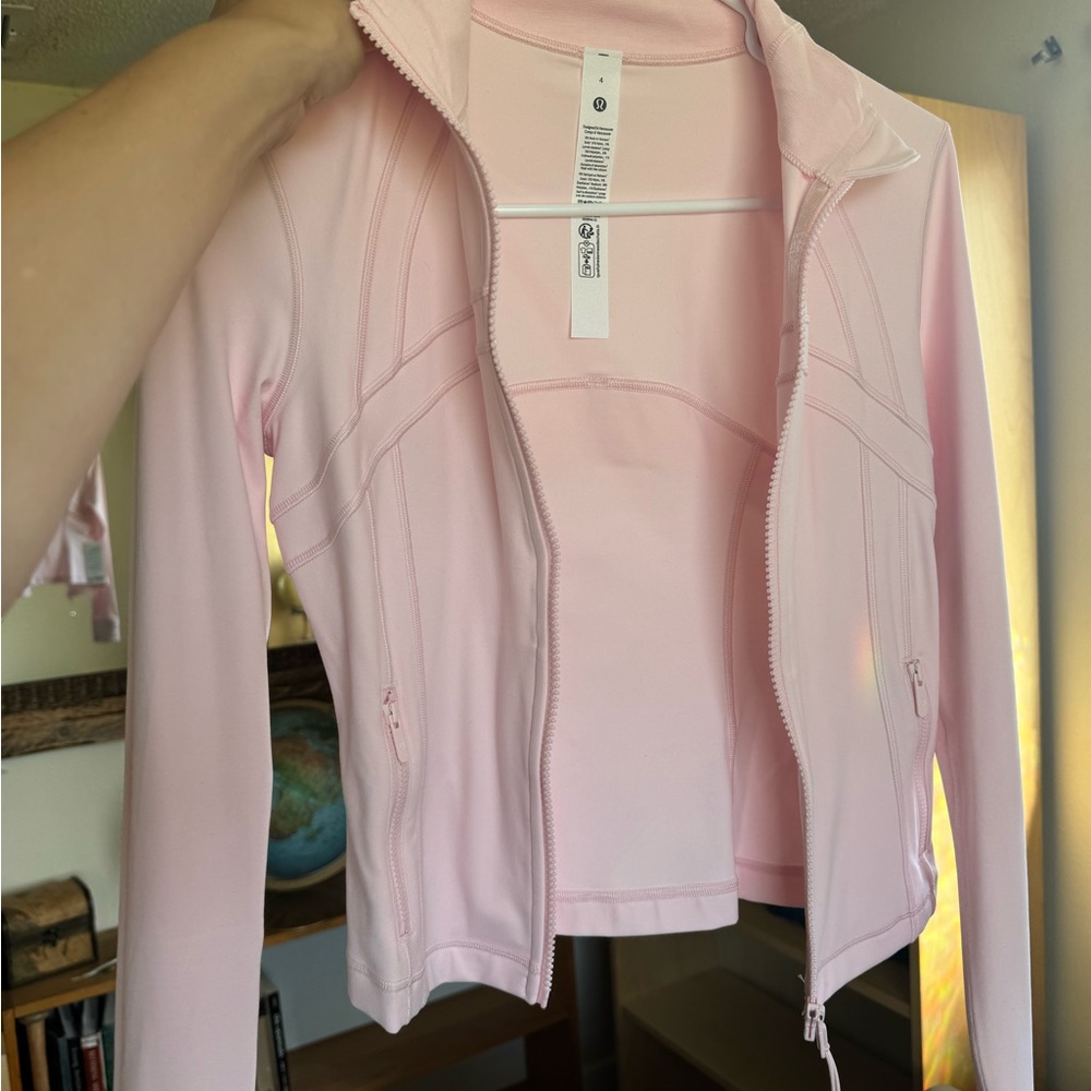Lululemon Define Cropped in Strawberry Milkshake - Size 4